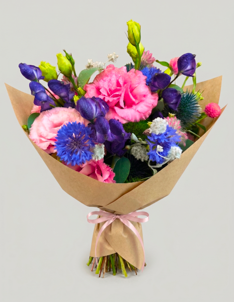 BOUQUET EDVIGE Lisianthus fucsia, fiordalisi e fiori di campo con gomphrena