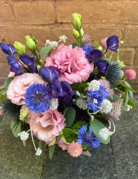 BOUQUET EDVIGE Lisianthus fucsia, fiordalisi e fiori di campo con gomphrena