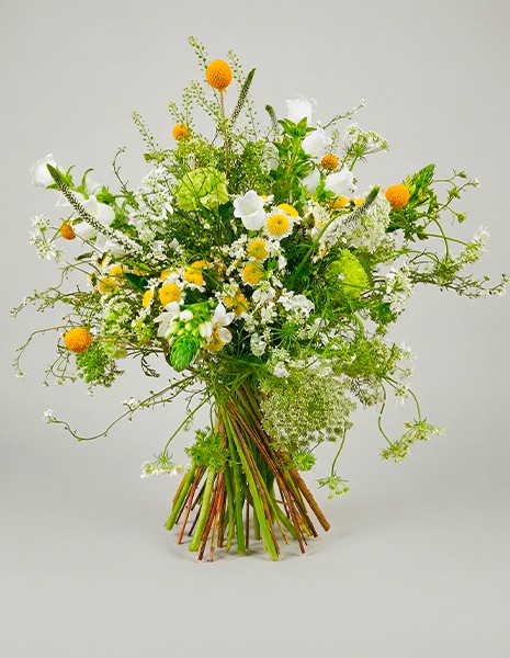 Bouquet Eleonora naturale con toni bianchi e tocco di craspedia gialla