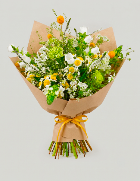 BOUQUET PSICHE Bianco, verde con tocchi gialli, fiori piccoli e campanule bianche