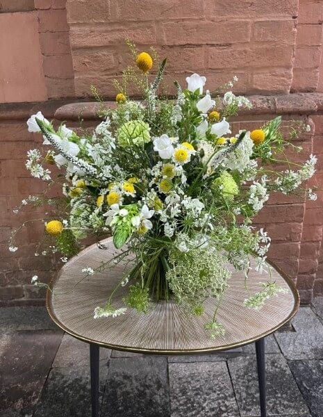 BOUQUET PSICHE Bianco, verde con tocchi gialli, fiori piccoli e campanule bianche