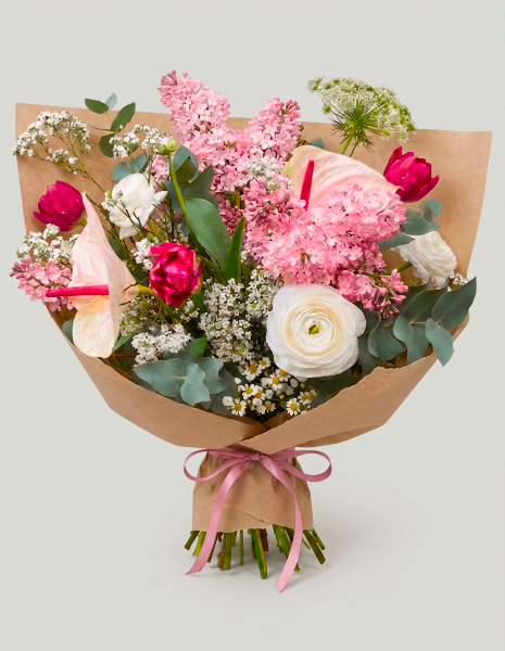 BOUQUET EROSIA Anthurium bianco, ranuncolo, Syringa vulgaris e tulipani doppi fucsia