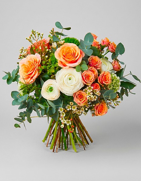Bouquet Elsa con rose pesca e ranuncoli bianchi