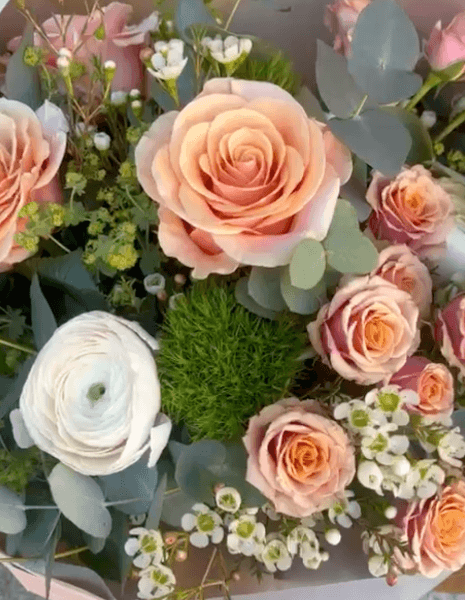 	 BOUQUET ELSA Ranuncoli tenui e pesca con rose ramificate, wax flower ed eucalipto
