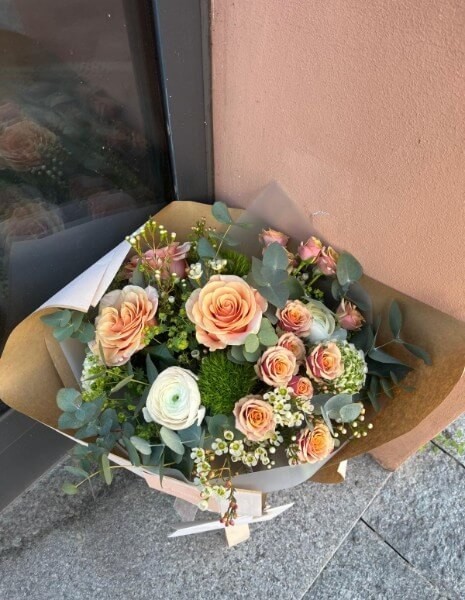 	 BOUQUET ELSA Ranuncoli tenui e pesca con rose ramificate, wax flower ed eucalipto