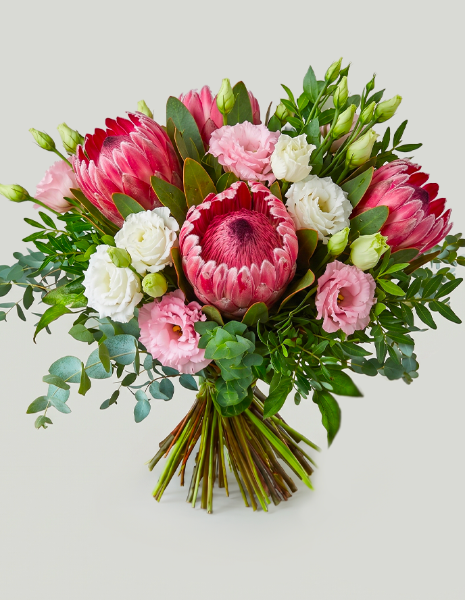 BOUQUET FAUSTA Protea fucsia con lisianthus bianco e rosa e verdi misti
