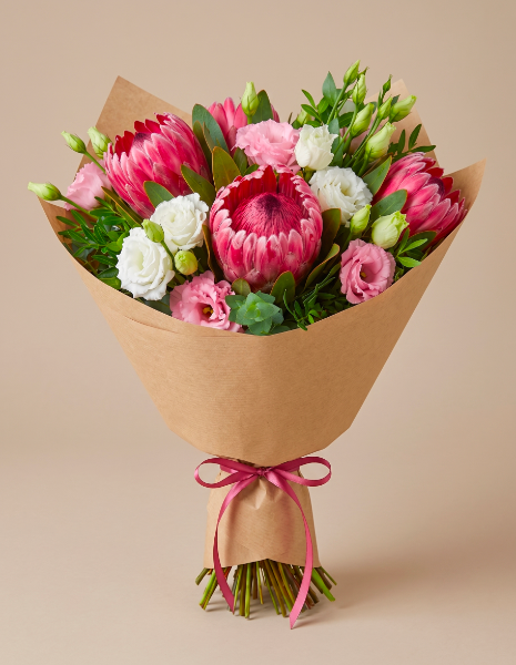 BOUQUET FAUSTA Protea fucsia con lisianthus bianco e rosa e verdi misti