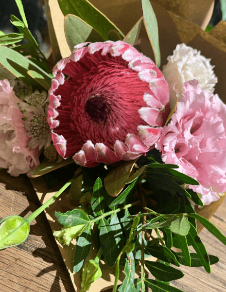 BOUQUET FAUSTA Protea fucsia con lisianthus bianco e rosa e verdi misti