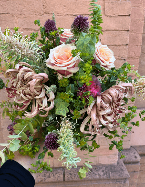 BOUQUET FIAMMETTA Crisantemi rosa antico, rose pesca e fiori di aglio ornamentale