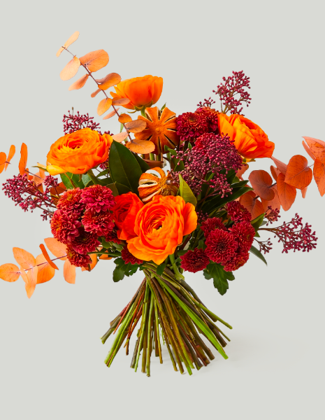 BOUQUET FIORENZA Ranuncoli arancio con skimmia arancio-bronzo, elementi secchi