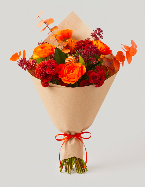 BOUQUET FIORENZA Ranuncoli arancio con skimmia arancio-bronzo, elementi secchi