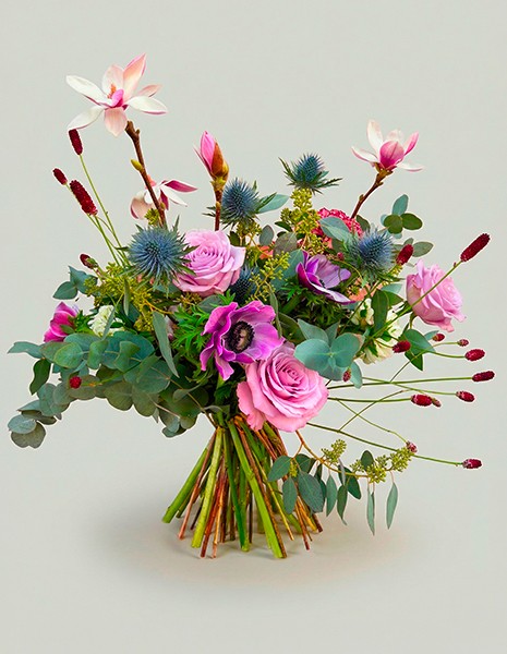 Bouquet Flora asimmetrico con fiori di magnolia e sanguisorba