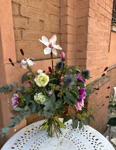 BOUQUET FLORA Rose lilla, anemoni viola, eryngium, sanguisorba e fiore di magnolia