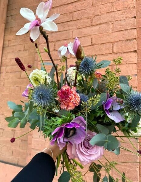 BOUQUET FLORA Rose lilla, anemoni viola, eryngium, sanguisorba e fiore di magnolia
