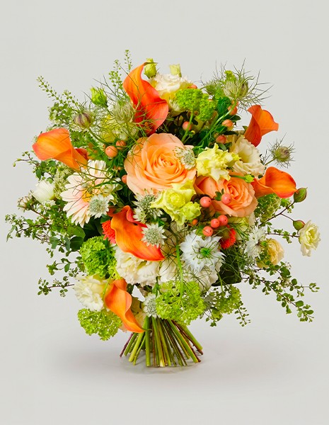 Bouquet Ilaria con rose pesca, calle arancio e viburno