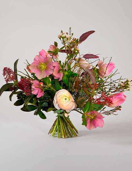 Bouquet Ilenia asimmetrico a forma di cappello largo e basso nei toni rosa e bordeaux