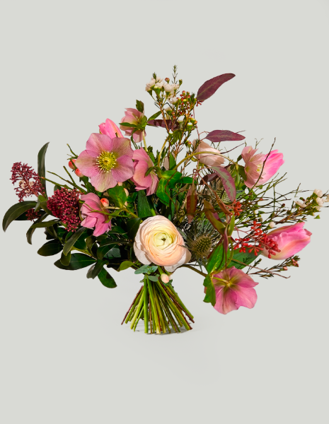 BOUQUET ILENIA Ellebori, ranuncoli, skimmia, Green Trick e bacche di rosa