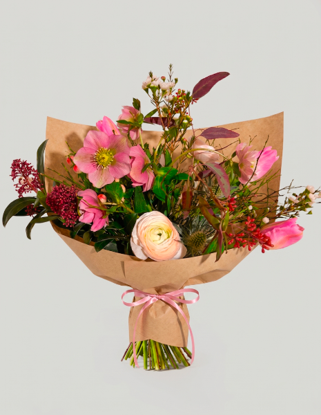 BOUQUET ILENIA Ellebori, ranuncoli, skimmia, Green Trick e bacche di rosa