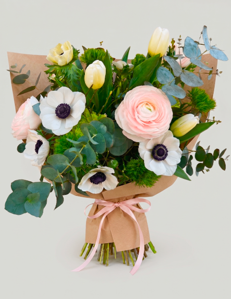 BOUQUET MARCELLA Ranuncoli, tulipani, anemoni e verdi nei toni bianco e rosa chiaro