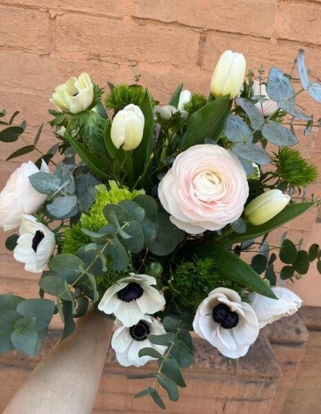 BOUQUET MARCELLA Ranuncoli, tulipani, anemoni e verdi nei toni bianco e rosa chiaro