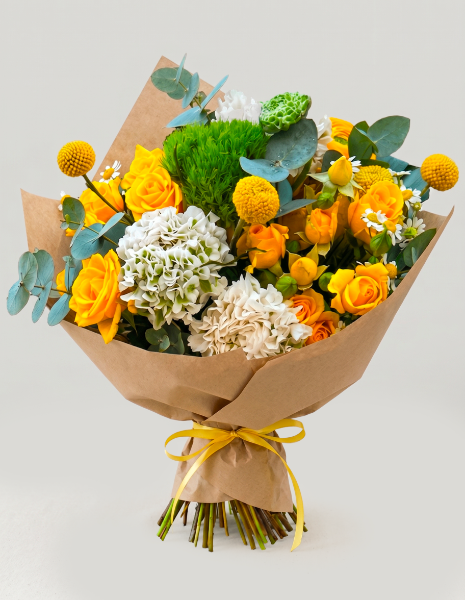BOUQUET MARINA Rose gialle, ranuncoli bianchi ricci, craspedia, camomilla, Green Trick
