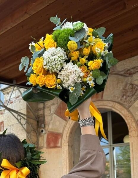 BOUQUET MARINA Rose gialle, ranuncoli bianchi ricci, craspedia, camomilla, Green Trick