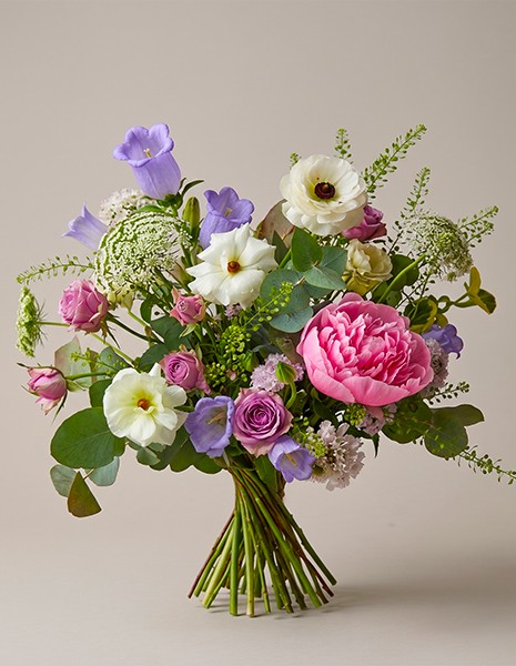 Bouquet Maya con peonie rosa, campanule lilla e fiori leggeri