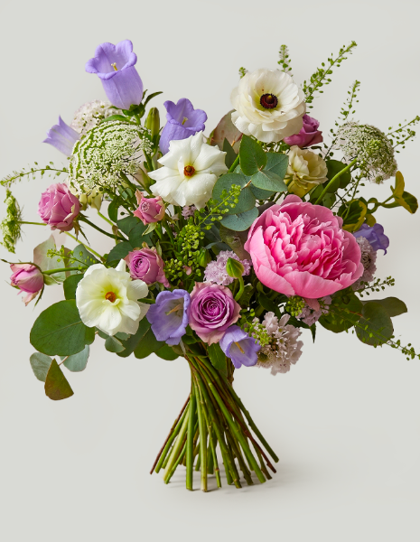 BOUQUET MAYA Peonia rosa, ranuncolo Butterfly, campanula lilla e fiori di campo