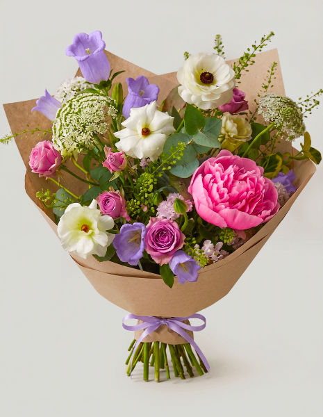 BOUQUET MAYA Peonia rosa, ranuncolo Butterfly, campanula lilla e fiori di campo