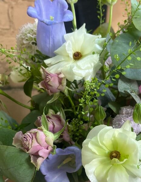 BOUQUET MAYA Peonia rosa, ranuncolo Butterfly, campanula lilla e fiori di campo