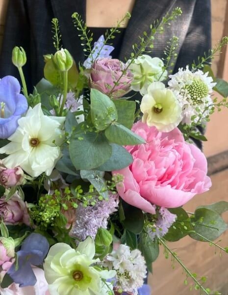 BOUQUET MAYA Peonia rosa, ranuncolo Butterfly, campanula lilla e fiori di campo