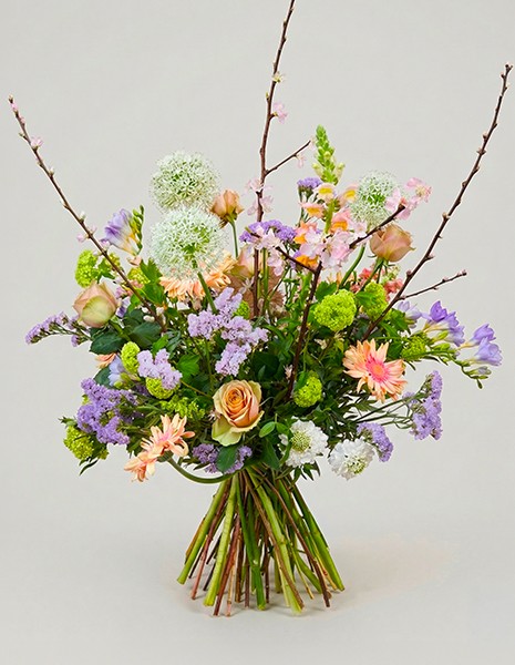 Bouquet Mia primaverile con rami di pesco, fiori di aglio bianchi e viburno