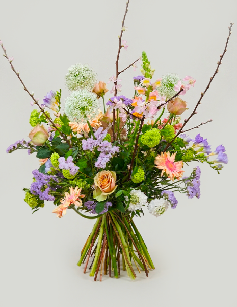 BOUQUET MIA Rami di pesco, fiori di aglio bianchi, viburno, fresie lilla e gerbere pesca