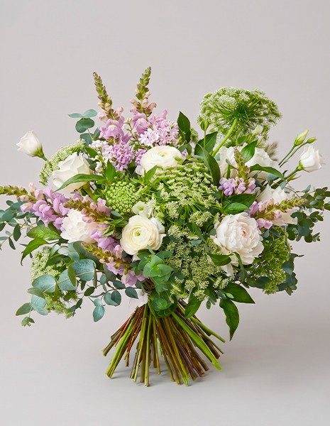 Bouquet Morgana stile naturale con ranuncoli bianchi, fiori bianchi e lilla