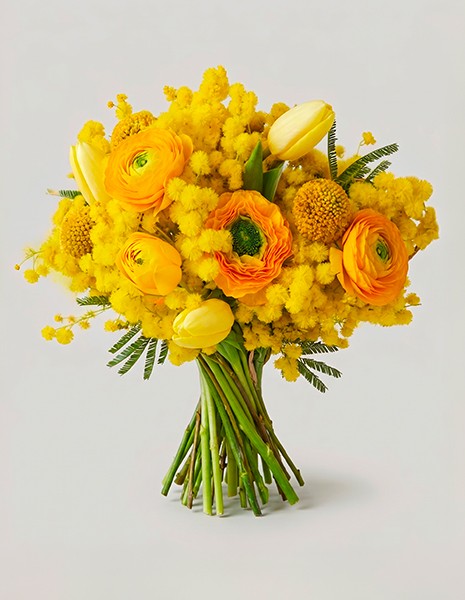Bouquet Oriana con ranuncoli, tulipani gialli e mimosa