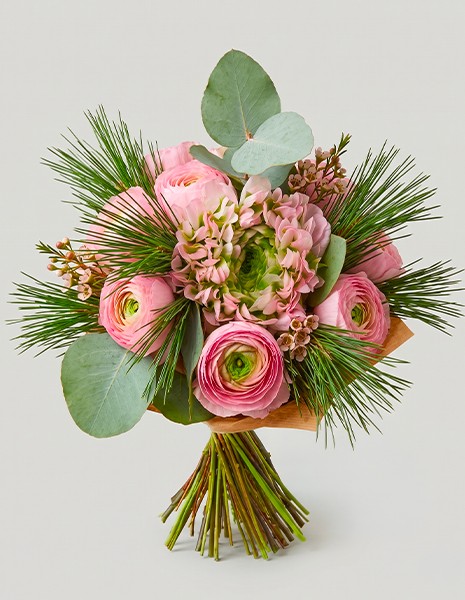 Bouquet Sofia con ranuncoli e pino strobus