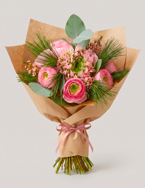 BOUQUET SOFIA Mix di ranuncoli rosa classici e ranuncoli ricci con pino strobus ed eucalipto