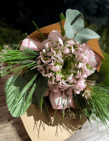 BOUQUET SOFIA Mix di ranuncoli rosa classici e ranuncoli ricci con pino strobus ed eucalipto