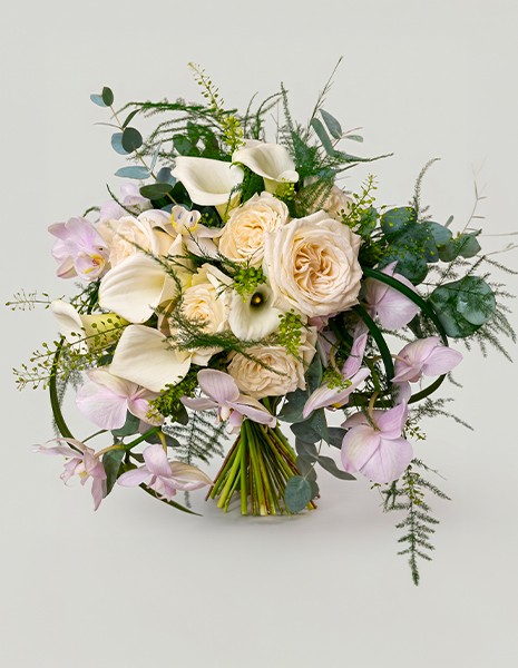 Bouquet Tiziana con calle bianche, rosa crema e toni lilla con clematis