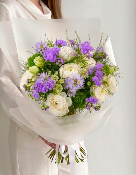 BOUQUET TOSCA | S - Toni rosa polvere e lilla con ranuncoli, fiori di campo e accenti verdi