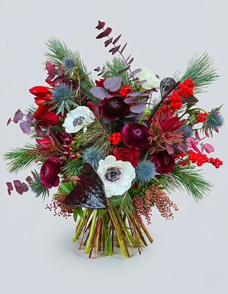 Bouquet Violante con anthurium viola, ranuncoli bordeaux e anemoni bianchi