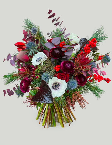 BOUQUET VIOLANTE Ranuncoli violacei, anthurium, leucadendron, bacche e abete