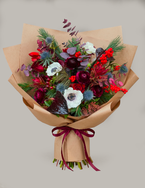 BOUQUET VIOLANTE Ranuncoli violacei, anthurium, leucadendron, bacche e abete