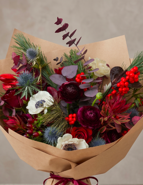 BOUQUET VIOLANTE Ranuncoli violacei, anthurium, leucadendron, bacche e abete