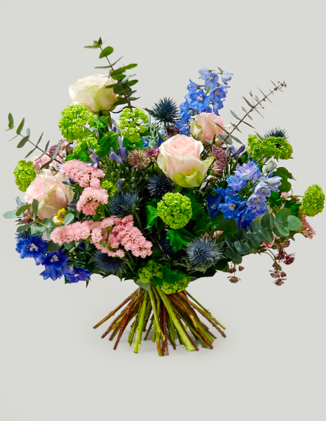 BOUQUET RAFFAELLA Bouquet primaverile nei toni azzurro, lilla e rosa con rose, delphinium e viburno