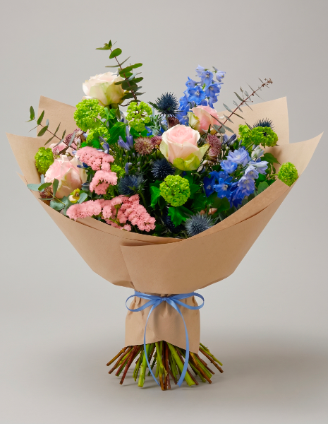 BOUQUET RAFFAELLA Bouquet primaverile  con rose, delphinium e viburn