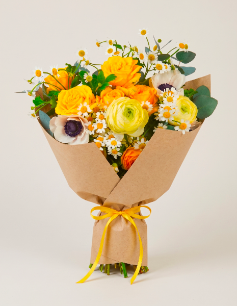 BOUQUET SIMONA Rose ranuncoli gialli, roselline arancio, anemoni, camomilla
