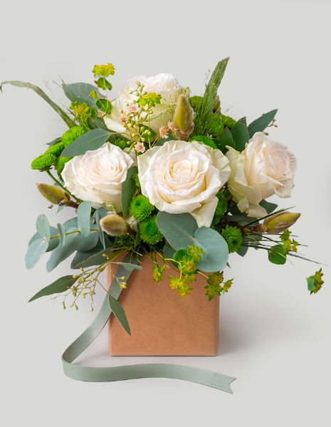 OPALE FLOWER BOX bianco-verde con rose bianche, magnolia, wax flower, santini e anigozanthos