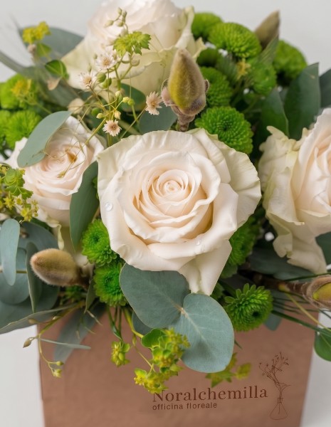 OPALE FLOWER BOX bianco-verde con rose bianche, magnolia, wax flower, santini e anigozanthos