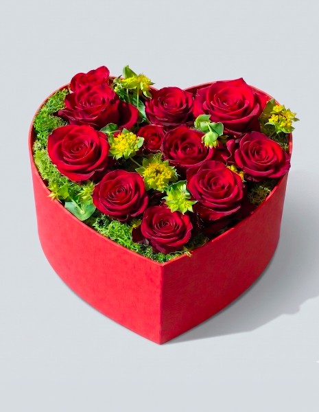 Flower box a cuore con rose rosse in scatola cartonata rossa
